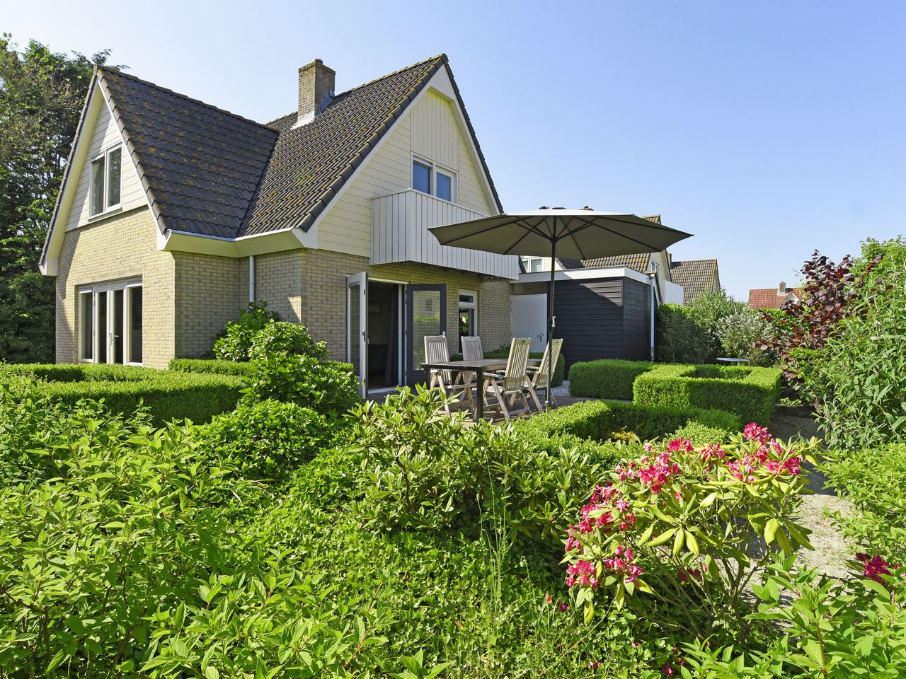 Huisje aan strand met hond op Waddeneiland