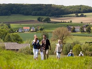 Heerlijk wandelen over de glooiende heuvels van Limburg